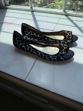 Bandolino Black and Cream Peep-Toe Flats with Giraffe Print